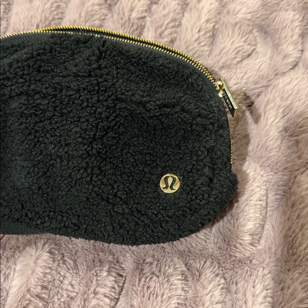 Lululemon Black Fleece Belt Bag - Picture 8 of 8